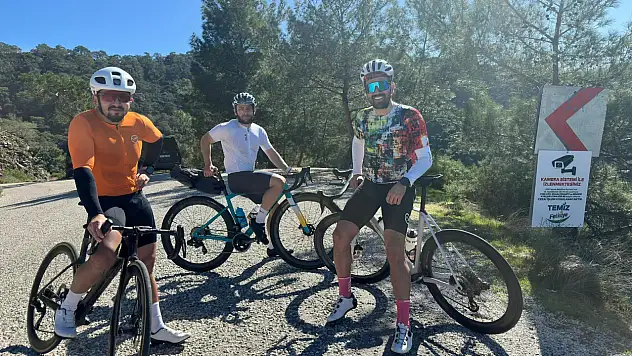 Fethiye'de bisiklet turu yapan grup Şubat ayında denize girdi