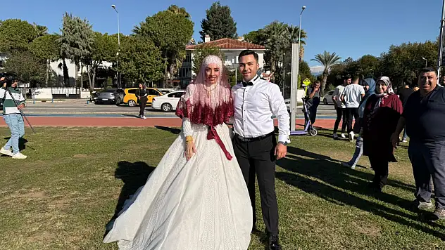 Fethiye'de düğün öncesi sahil bandında davul zurnalı kutlama