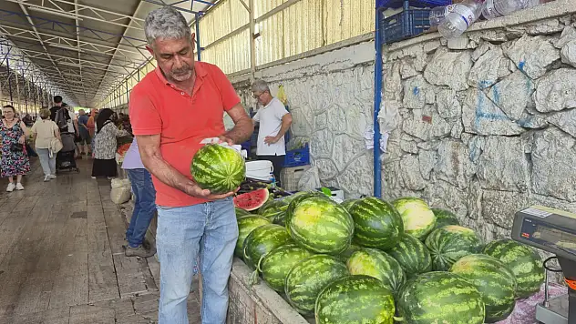 Fethiye'de karpuzlar Cuma Pazarı'ndaki yerini aldı
