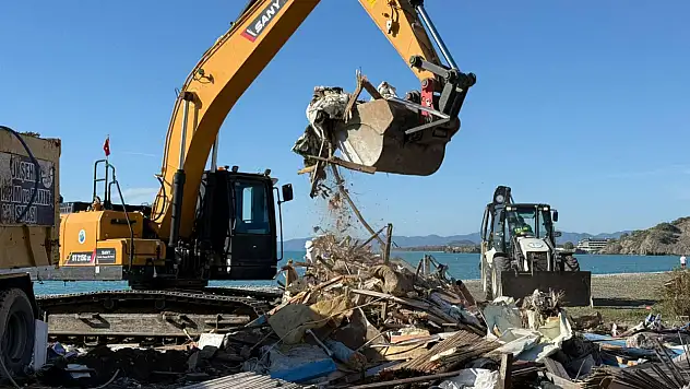 Fethiye'de Koca Çalış'taki kaçak kıyı işletmeleri yıkılıyor