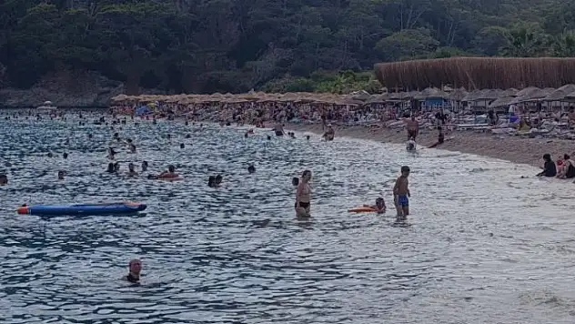 Fethiye'de Kumburnu Plajı'nda yerli ve yabancı turist yoğunluğu