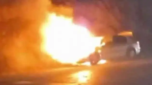 Fethiye'de seyir halindeki otomobil alev alev yandı