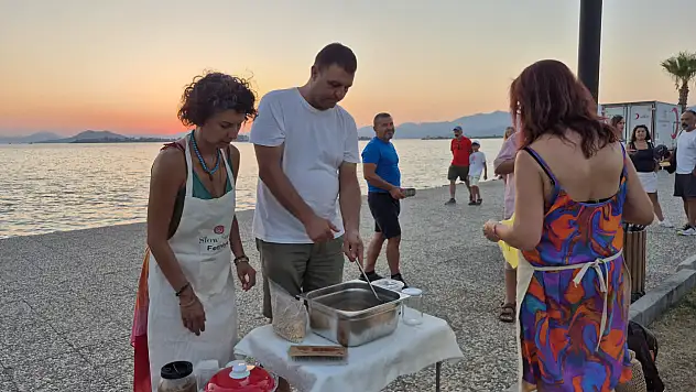 Fethiye'de Slow Food ve Şef Mavi Derneği öncülüğünde aşure kaynatıldı, vatandaşlara ikram edildi
