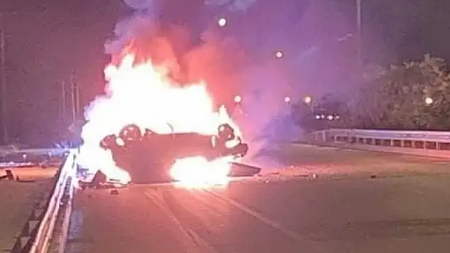 Fethiye'de takla atan araç alev alev yandı