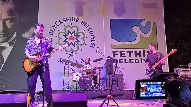 Fethiye'de Umut Kaya, Hava Oyunları Festivali'nde sahne aldı