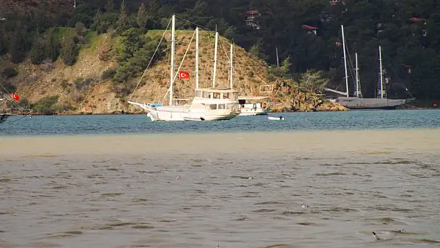 Fethiye Körfezi'nin rengi yağış sonrası değişti
