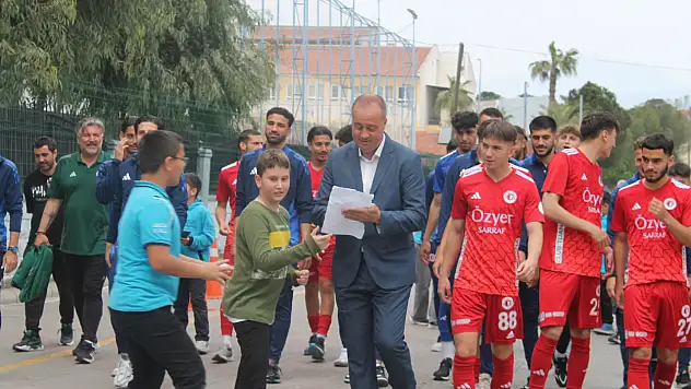 Fethiye Merkez Atatürk Ortaokulu Öğrencilerinden Fethiyespor'a Sevgi Seli