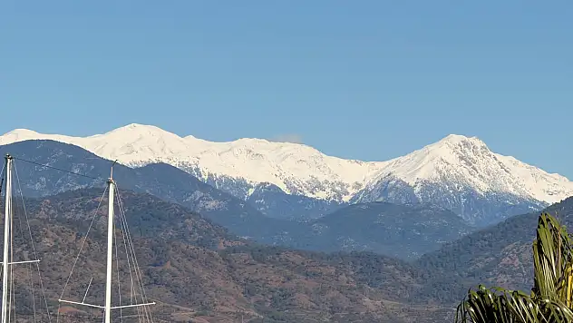 Fethiye'nin Çal Dağı zirvesi beyaza büründü