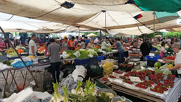 Fethiye Pazarı'nda yaz ürünleri tezgâhlarda yerini aldı