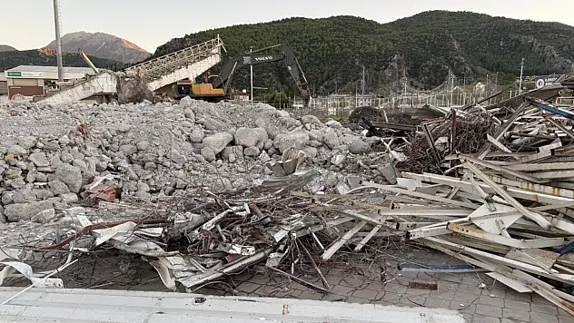 Fethiyespor'un Betonarme Tribünü Yıkıldı