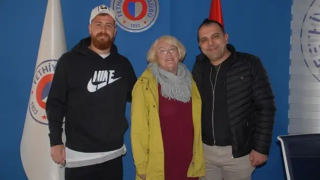 Fethiyespor'a İngiliz taraftarından moral pastası 