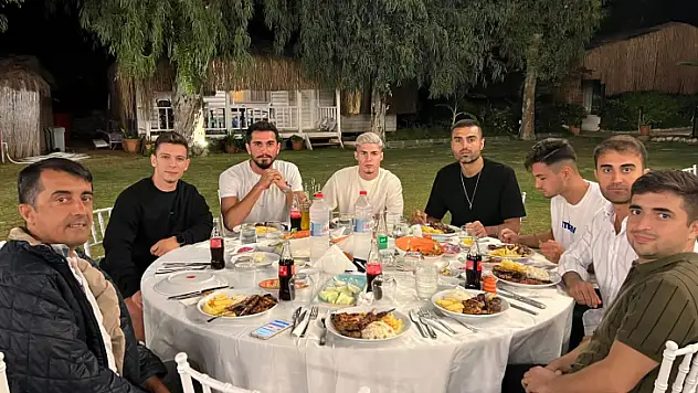 FETHİYESPORLU FUTBOLCULAR AKŞAM YEMEĞİNDE BİRARAYA GELDİ