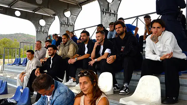 Fethiyesporlu futbolcular gençleri yalnız bırakmadı