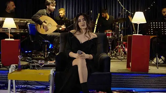 Genç şarkıcının 'Gidelim Buralardan' şarkısına yorumu büyük beğeni topladı