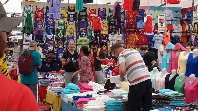 Giyim Pazarında Turist Yoğunluğu