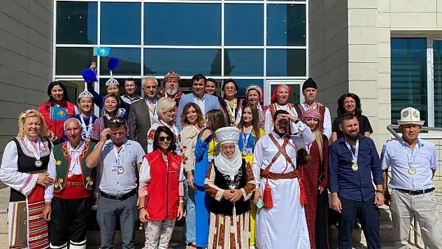 HALK OYUNLARI ETKİNLİĞİNE KATILAN GRUPLARA MADALYALARI TAKDİM EDİLDİ