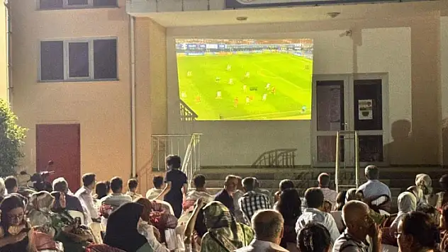 Hem evlendiler, hem Milli maçı izlediler