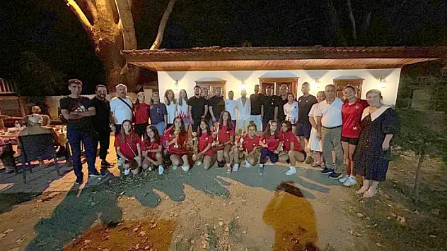 Hokeyciler İçin Kutlama Yemeği Düzenlendi