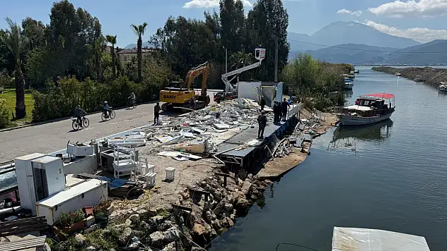 Kaçak su ürünleri kooperatifine yıkım işlemi