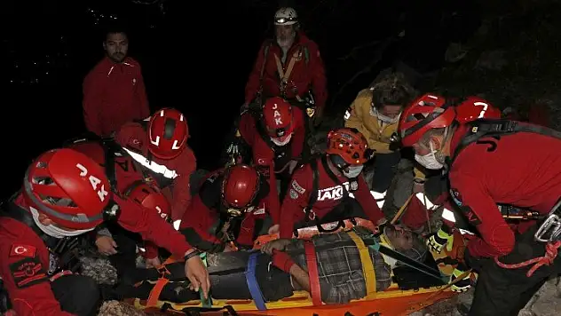 Kayalıklardan düşen şahıs 4 saat süren çalışma ile kurtarıldı