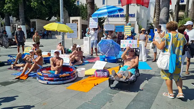 'Kıyıda yer yok' deyip şemsiyeleri ve havlularıyla meydana geldiler