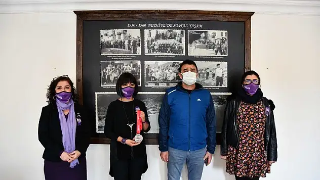 Koşu madalyasını Hoşafçı'ya taktim etti