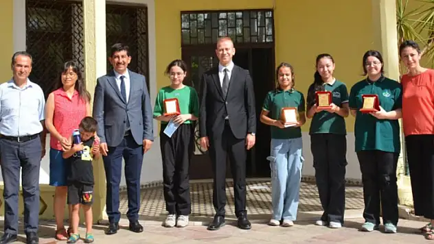 Köyceğiz'de öğrenciler kitap okudu, plaket aldı