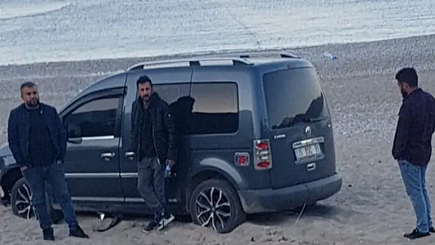 Kumsala uçan araç çekiciyle kurtarıldı