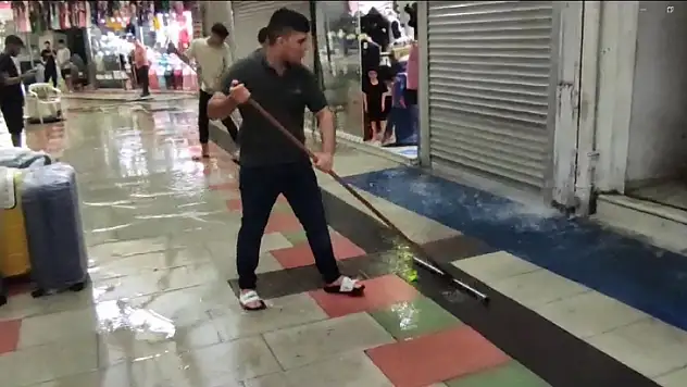 Marmaris'te sağanak yağış sonrası kapalı çarşıyı su bastı