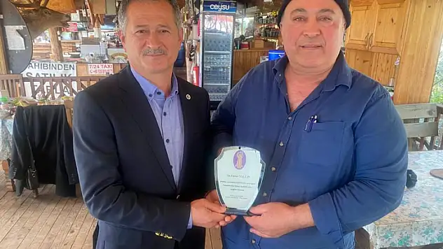 MEHMET SOYDEMİR, ENVER YALÇIN'I PLAKETLE ÖDÜLLENDİRDİ  