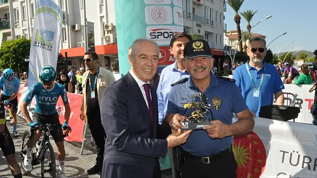 Müdür Dadaşoğlu'na plaket takdim edildi