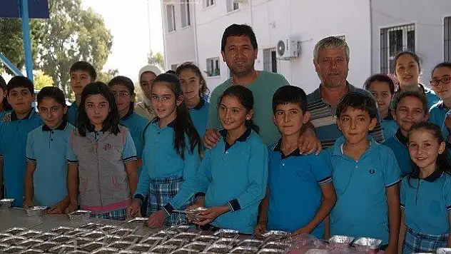 Muhtardan Geleneksel Aşure İkramı