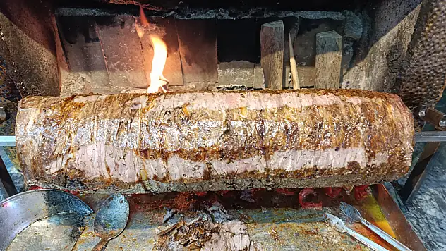 Murat Güneş: 'Yatık Dönerin Sırrı Odun Ateşinde'