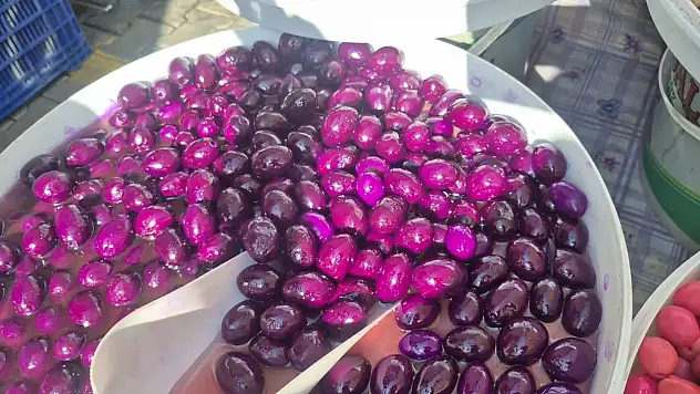 Pazar Pazarı'nda Zeytin Çeşitleri Yoğun İlgi Görüyor