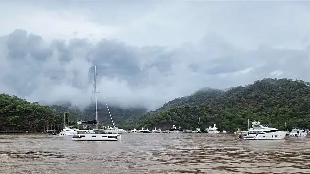 Sağanak Yağış Denizi Kahverengiye Çevirdi