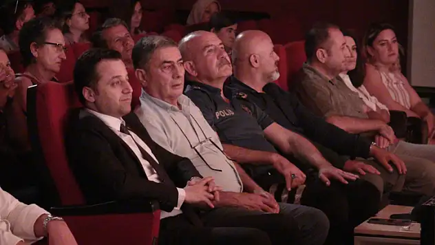 'Sanal Âlem' Tiyatrosu Beğeni Topladı