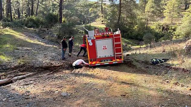 Seydikemer'de İtfaiye Aracı Çökme Nedeniyle Toprağa Saplandı