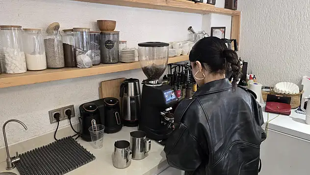 Soğuk havalarla birlikte Fethiye'de sıcak içeceklere ilgi arttı