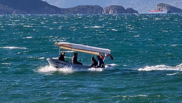 Soğuk ve rüzgarlı havaya rağmen denizde zorlu yolculuk