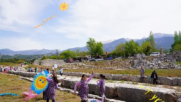 Tlos Uçurtma Şenliği Renkli Görüntülere Sahne Oldu