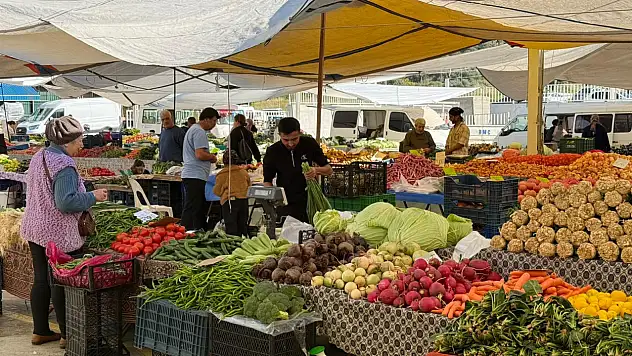Uygun fiyatlı sebzelerle Fethiye Perşembe Pazarı'nda alışveriş keyfi