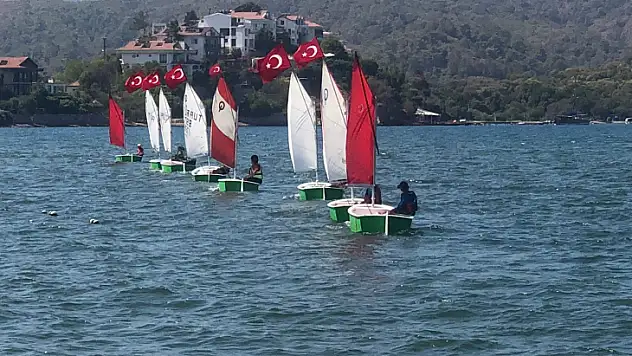 Yelken Kulübü 30 Ağustos'u denizde kutladı