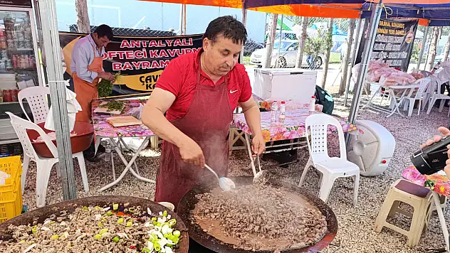 Yeme içme stantlarına ilgi yoğun