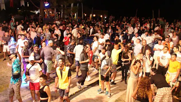 YERLİ VE YABANCI TURİSTLER BELCEKIZ PLAJINDA EĞLENCE DORUKTA