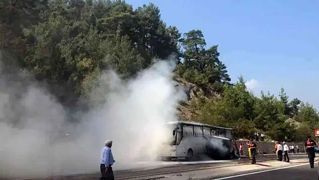 YOLCU OTOBÜSÜ ALEV ALEV YANDI