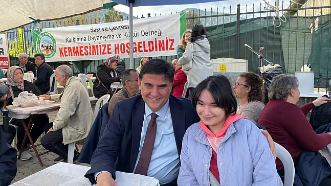 Başkan Alim Karaca, Fethiye'de öğrencilere destek kermesini ziyaret etti