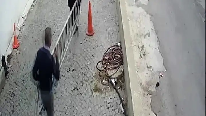 Bir şey bulamayınca merdiven çaldılar