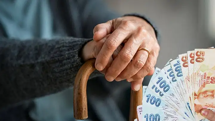 Emekliler düşük maaştan dolayı isyan etti