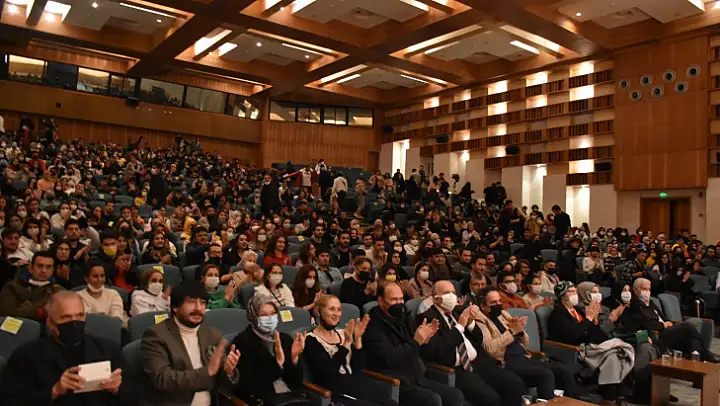 Genç Tiyatrocuların 'Karmakarışık' Oyunu Büyük İlgi Gördü