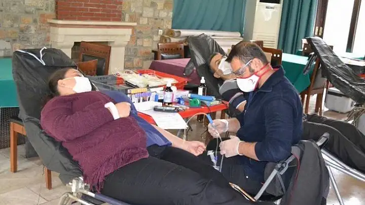 Kan stokları azalan Kızılay'a kan bağışı